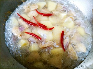 土豆炖鸡肉,再加入小米辣，爱吃辣的可以切开。