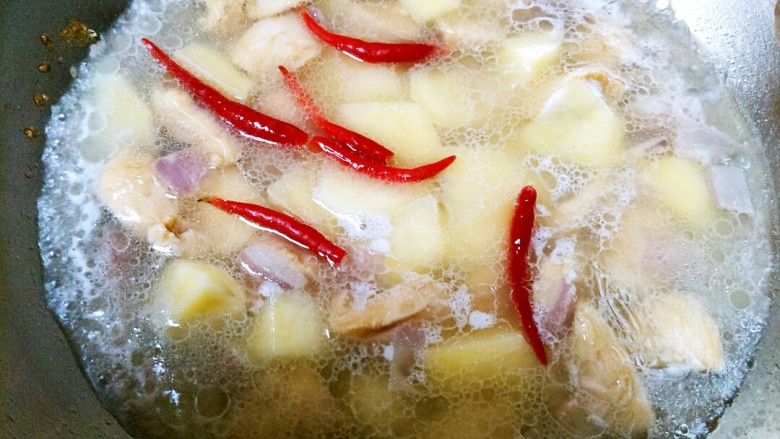 土豆炖鸡肉,再加入小米辣，爱吃辣的可以切开。