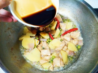 土豆炖鸡肉,当闷制到锅里的水剩下三分之一的时候，倒入老抽个生抽混合的汁。