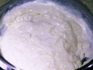 牛奶椰丝小方,在煮沸的时候，将玉米淀粉和牛奶的混合液再次快速搅匀倒在锅里。