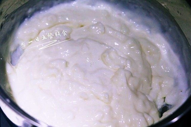牛奶椰丝小方,在煮沸的时候，将玉米淀粉和牛奶的混合液再次快速搅匀倒在锅里。