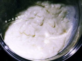 牛奶椰丝小方,锅里原本流动的液体就会变得越来越黏稠。