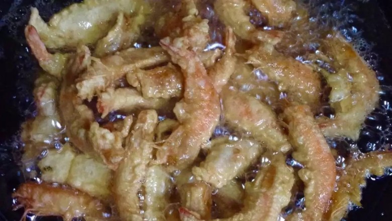 酸甜虾,等全部炸完后再把虾倒进油锅里复炸一下。这一步可以让虾炸得更脆