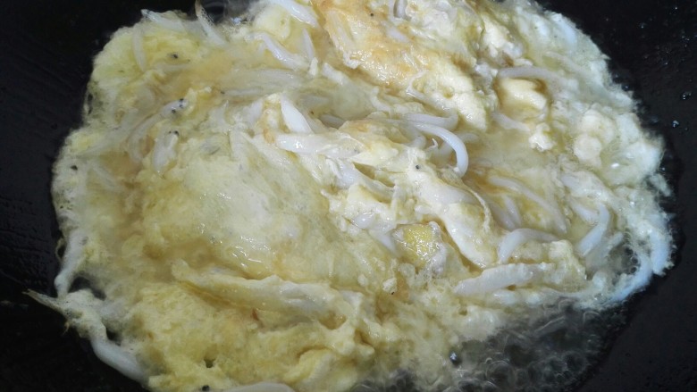 银鱼炒蛋,等周边蛋液凝固把鸡蛋炒成小块