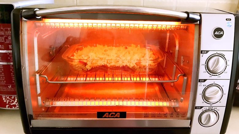 什锦虾仁焗意面,烤箱上下火200W预热3分钟，把焗面盘放进去，烤5分钟左右，烤至芝士碎融化，表面微黄即可