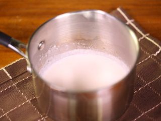 芋圆烧仙草,另起锅加入牛奶和椰浆烧开至椰浆与牛奶混合均匀