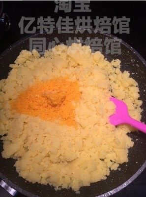 通透金沙月饼,翻炒过程中会逐渐从液体变成团，直至炒到出油出沙，然后加入已经提前碾碎的咸蛋黄，可以用细网筛挤碎蛋黄