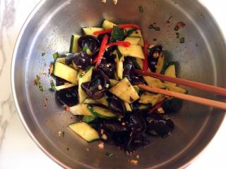 开胃黄瓜拌秋耳,最后用筷子搅拌均匀即可，拌好后放冰箱冷藏口感更佳！