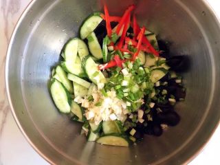 开胃黄瓜拌秋耳,木耳、黄瓜和葱姜蒜红辣椒丝全部放入大盆中。