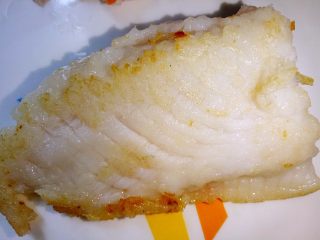 海鲜杂蔬小饭团 让孩子爱上吃饭,煎至两面金黄，熟透即可。可以用筷子扒开中间看看，是否熟透。