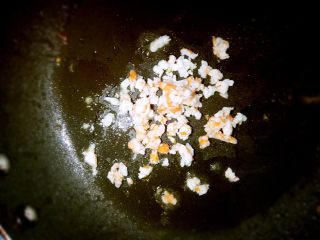 海鲜杂蔬小饭团 让孩子爱上吃饭,在煎鱼的锅里添加适量油，放入虾尾粒煸炒10秒。