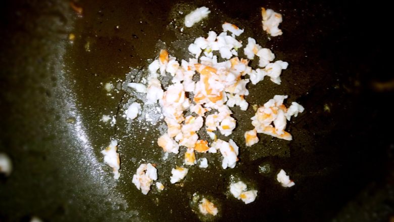 海鲜杂蔬小饭团 让孩子爱上吃饭,在煎鱼的锅里添加适量油，放入虾尾粒煸炒10秒。