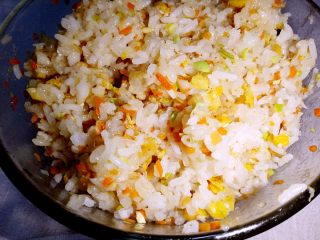 海鲜杂蔬小饭团 让孩子爱上吃饭,放入煮好的米饭，拌匀。