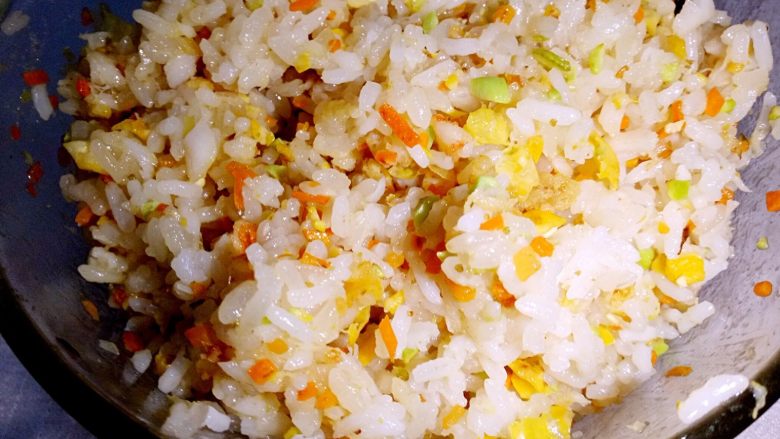 海鲜杂蔬小饭团 让孩子爱上吃饭,放入煮好的米饭，拌匀。