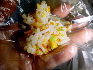 海鲜杂蔬小饭团 让孩子爱上吃饭,家里没有一次手套，拿个保鲜袋套手上，挖一勺米饭，捏成饭团即可。