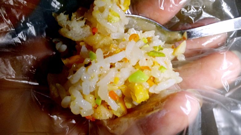 海鲜杂蔬小饭团 让孩子爱上吃饭,家里没有一次手套，拿个保鲜袋套手上，挖一勺米饭，捏成饭团即可。
