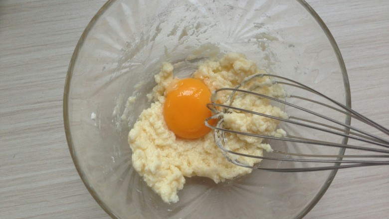 葱香培根蛋糕,用手动打蛋器将面粉拌至无干粉状态即可，加入一个蛋黄。