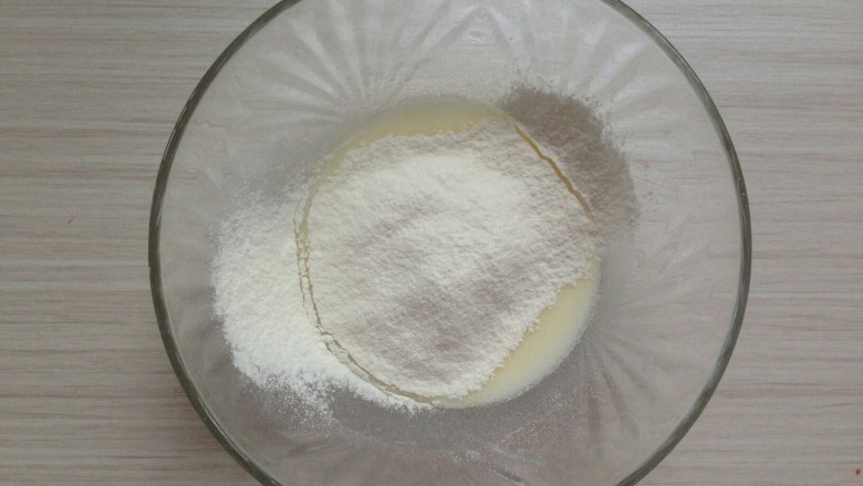 葱香培根蛋糕,将面粉过筛到碗里。