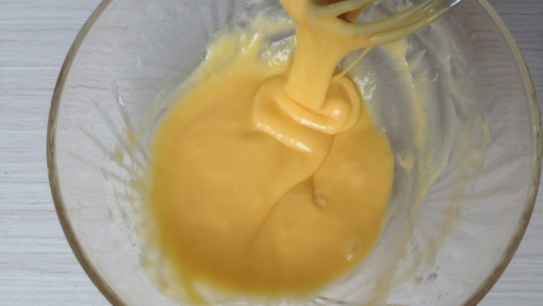 葱香培根蛋糕,拌好之后加入第二个蛋黄，这是拌好的蛋黄糊状态。