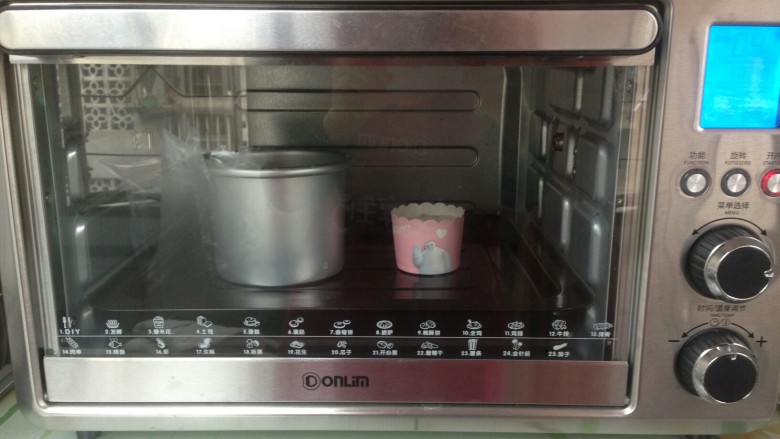 葱香培根蛋糕,将模具放在烤盘上，放进已经预热好的烤箱下层，烘烤36分钟左右。