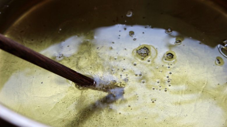 香辣虾,另起一锅，倒入油，用筷子测试油温。筷子周围冒泡说明油温即可。