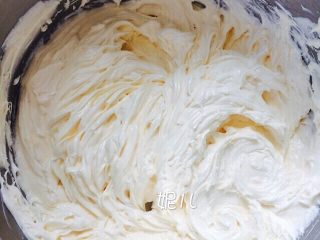 香橙磅蛋糕,室温软化的黄油十糖粉搅拌下，用打蛋器打匀，全蛋液分4次加入，打至顺滑，呈羽毛状。