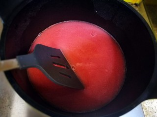 西瓜冰糕,倒入小锅里小火煮开。要不停搅拌以免糊锅。