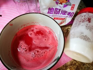 西瓜冰糕,料理机西瓜榨汁300毫升，加入糖，淀粉，奶粉搅拌均匀。