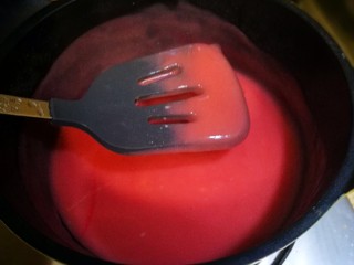 西瓜冰糕,煮至粘稠很厚的样子如图，关火放凉。