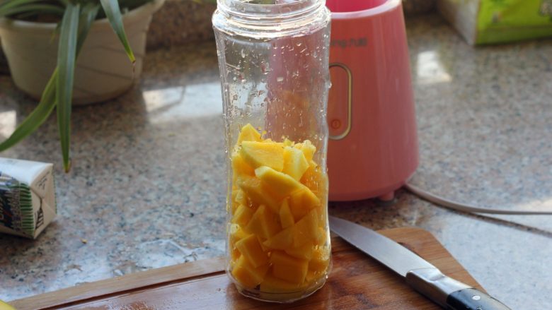 芒果奶昔,放到料理杯里。