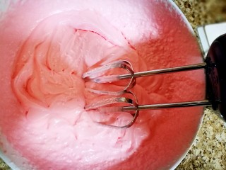 西瓜冰糕,打发淡奶油，打发至留分即可如图。为颜色更好，我加入了一点红色食用色素，介意的可以不加。