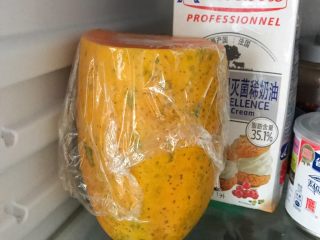 木瓜奶冻,用保鲜膜盖住放冰箱冷藏2-4小时完全凝固即可，我做的这个木瓜奶冻是提前一晚上做的