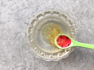 木瓜奶冻,明胶片用冷水浸泡至软