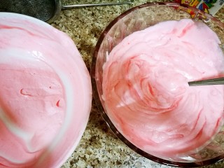 西瓜冰糕,把打发的淡奶油倒入之前煮好放凉的西瓜汁里搅拌均匀。