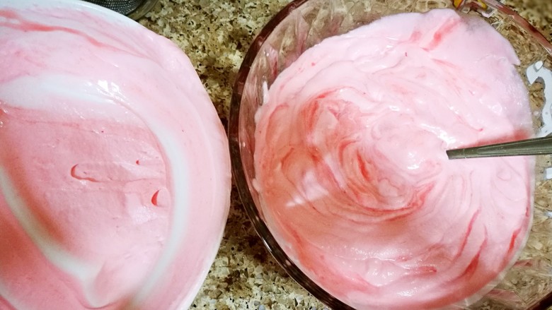 西瓜冰糕,把打发的淡奶油倒入之前煮好放凉的<a style='color:red;display:inline-block;' href='/shicai/ 13484'>西瓜汁</a>里搅拌均匀。