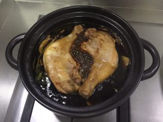豉油鸡腿,翻面，继续小火煮8分钟。关火，鸡皮面向下浸泡30分钟。