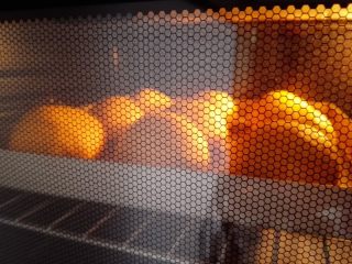 南瓜小餐包,烤箱预热，中层，上下火，180度，烤20分钟，注意观察上色情况，可以加盖锡纸防上色过重。