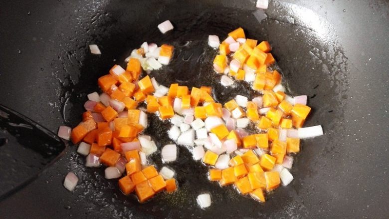 虾仁蔬菜焗饭,倒入胡萝卜，翻炒，注意胡萝卜富含维生素A，对视力有好处，且只属脂溶性维生素，所以在油里多炒一会，有助于吸收，
