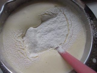 红枣核桃三色蛋糕,筛入面粉，每一次少筛一些拌匀再筛入，快速拌匀以防消泡。