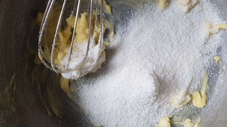 蔓越莓曲奇饼干
,过筛加入糖粉，盐搅拌成乳白色