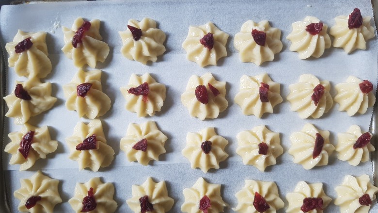 蔓越莓曲奇饼干
,挤在烤盘上，加蔓越莓装饰更好看，放入烤箱，180°，12分钟
