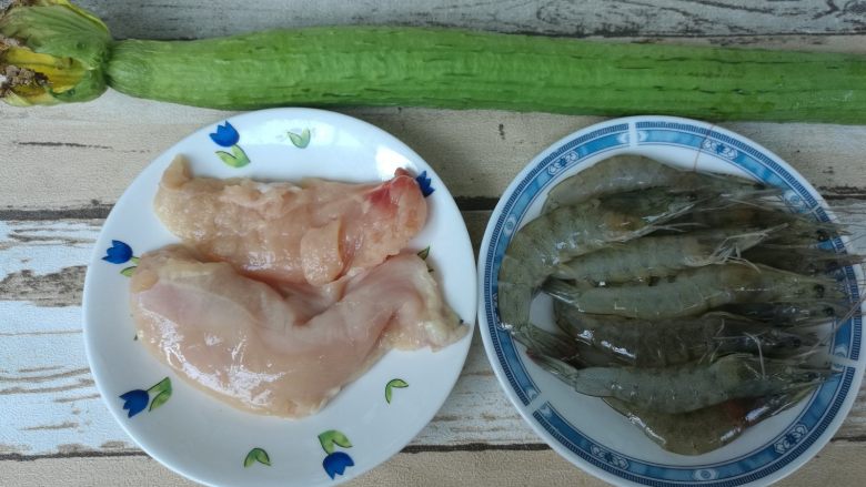 丝瓜凤尾虾,准备食材。