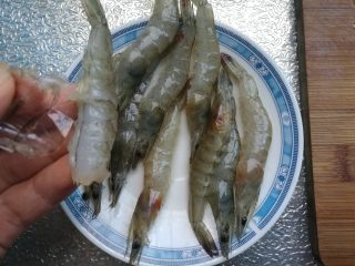 丝瓜凤尾虾,鲜虾清洗干净，剥去虾壳。
