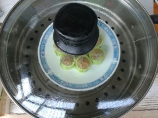 丝瓜凤尾虾,全部做好后放进烧开的锅中，大火蒸5分钟即可。（时间根据食材大小灵活调节）