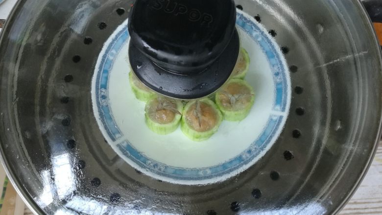 丝瓜凤尾虾,全部做好后放进烧开的锅中，大火蒸5分钟即可。（时间根据食材大小灵活调节）