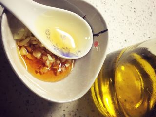 蜂蜜香蒜煎鸡胸肉,在蒜末蜂蜜里加入两勺半或三勺的橄榄油
