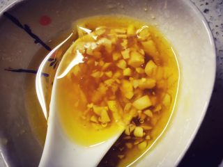蜂蜜香蒜煎鸡胸肉,蒜末蜂蜜橄榄油充分拌匀（蜂蜜比较粘稠）