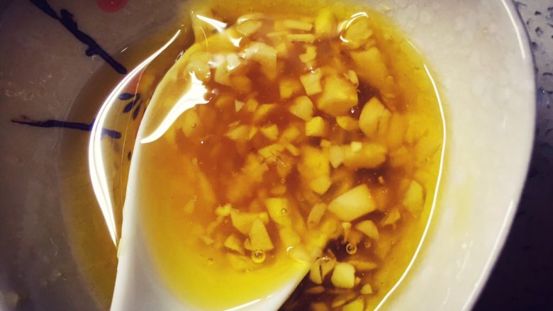 蜂蜜香蒜煎鸡胸肉,蒜末蜂蜜橄榄油充分拌匀（蜂蜜比较粘稠）