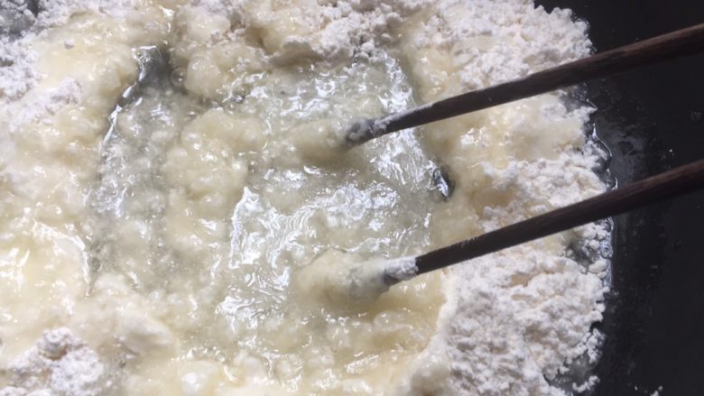 脆皮泡芙,煮至沸腾后，立刻倒入全部面粉，转小火，用筷子不断搅拌，使面和粉完全混合。