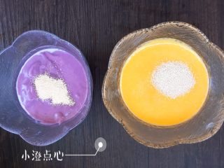 奶香卡通发糕,晾凉的紫薯泥，南瓜泥，放入酵母，用筷子搅拌均匀。